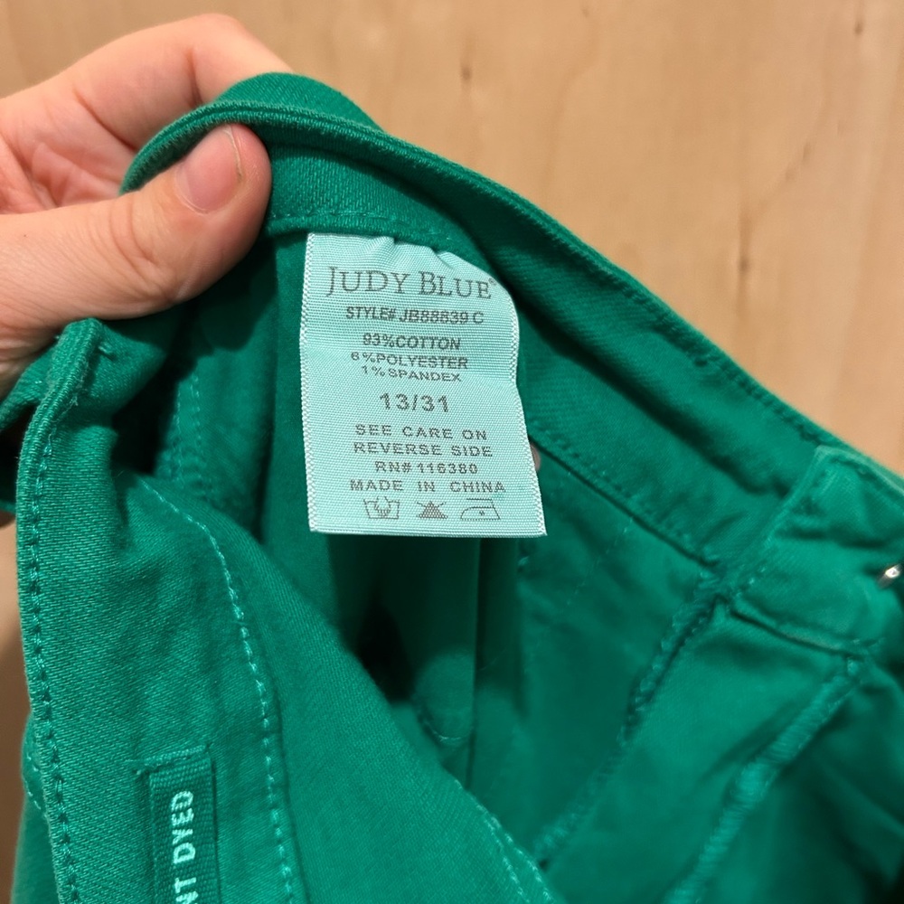 Judy Blue Women’s Vibrant Green Wide Leg Jeans with Raw Hem - Picture 8 of 9